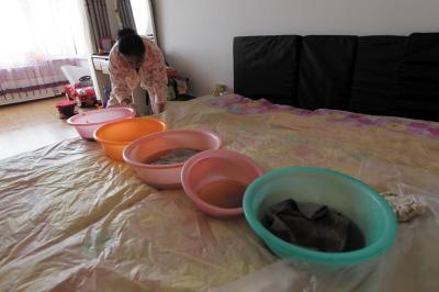 邵阳楼上漏水，住户失联，小区没物管，业主维权难！律师来支招……